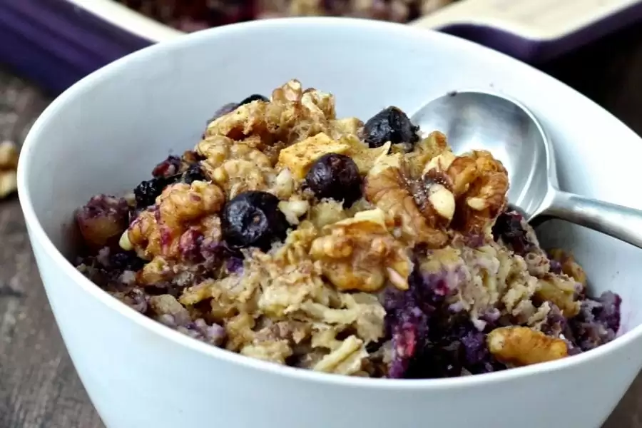 Oatmeal with apples and blueberries